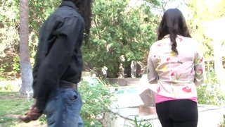 Gemengde tiener houdt van grote zwarte pik in elk gaatje