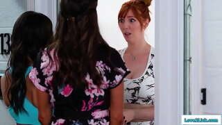 Stepmom र stepdaughter जाने सामना गर्न एक bully र एक sexy redhead क्षमा माग्यो भेटी em एक 3some.त्यो facesits को श्यामला रूपमा shes licked