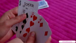 Плавуша са малим сисама има праву красотку у својој спаваћој соби.Они пољубе и сиса сисе, пре него што она лиже своју бритую маца.Она гледа на минијатурни красотку у оделу 69 година.