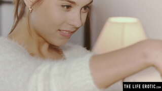 Jolie brune se regarde dans le miroir tout en se masturbant