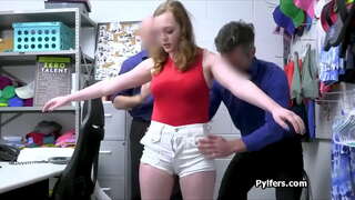 Busty teen gag su hard cazzi di due guardie