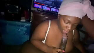 ���ெரிய செல்வமாக குளிப்பது Backshots மற்றும் சேறும் சகதியுமான காரன்