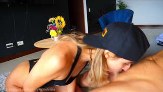OneNymphoLatina DEEPTHROATS en af hendes fans og sluger en tyk THROATPIE