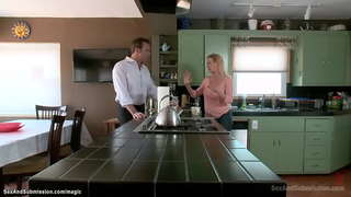 Секси stepdaughter Belle Noire се движи дома за летото и кога нејзината мајка е далеку нејзиниот stepdad Стивен St Croix воведува нејзиниот bdsm секс