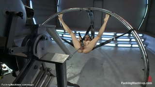 لاتینا سبزه انفرادی سبزه سارا لووو نوار لباس زیر زنانه به جوراب ساق بلند و سپس ماشین و ارگاسم شدید در موقعیت های مختلف می شود