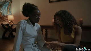 Txiki titted ebony nerabeak licking eta fingering elkar