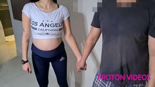 Mans draugs, ražotāju Brazukas man atnesa sievietei, Alicia Weller, lai izdarītu uz dīvāna bez prezervatīva