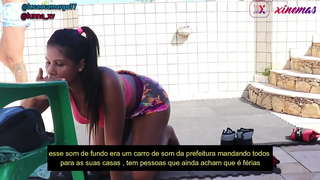 Freche Frau voller geiler nach dem Training saß lecker in der begabten nehmen Milch in die Muschi