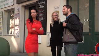 Pornstarsをthreesomeとアマチュア男の車