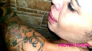 Duŝo malantaŭ-la-scenoj kun la hot blonde