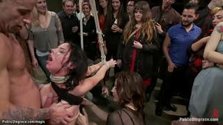 Velké kozy bruneta slave Brandy Aniston v strappado dostane ústa fucked podle velký kohout Astrálního Prachu, a pak double penetrace v prdeli ve veřejném spolu s domina Princess Donna příčina vší bolesti