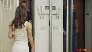 18videoz - Lei sta andando ad amare ogni momento di esso