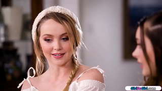 Миниатюрная репортерша деп таанылат, ал да лесбиянка, бирок азырынча призналась.Грудастая блондинка целует аны, андан кийин подставляет ага адам өз бритой киской