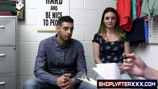 جب Kinsley کین اور اس کے پریمی استعمال کرتے ہوئے پکڑے ہیں ایک چوری شدہ کریڈٹ کارڈ, نقصان کی روک تھام کے مضامین Kinsley کرنے کے لئے ایک مکمل پٹی اور گہا کی تلاش.