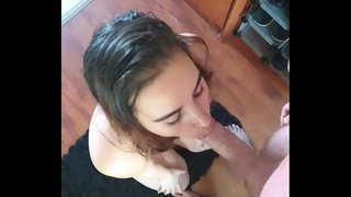 Девојка сиса мој пенис само да прогута сву моју сперму / на лицу