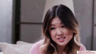 Kleine tieten aziatische en haar blonde bff gaan voor een triootje met de buurvrouw