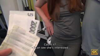 HUNT4K. Акча ир-ат мөмкинлек бирә опытному охотнику трахнуть кызны турыдан-туры спортзалда