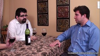 Футфетиш - жена затвара под столом ствар