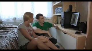 ברונטית יפה ילדה רוכב הזין השמן