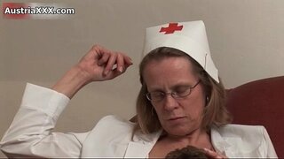 Брудна зріла жінка отримує лизання своєї кицьки