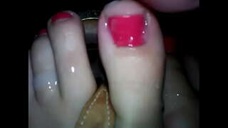 Teen traja nekaj prišlo na noge in sandale