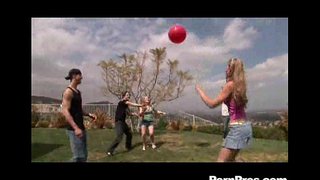 Západ Slnka Teen Hrať A Vypustenia Lopty