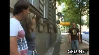 בחור יושבת, בוהה