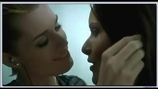 Rebecca Romijn Rie Rasmussen leispiacha póg i Femme Fatale