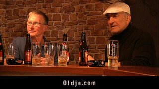 Beiddgar blonde sucks dau dicks hen