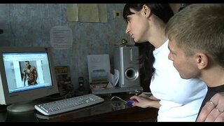 ��� పసికందు విస్తరిస్తుంది కాళ్ళు వైడ్ ఓపెన్