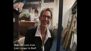 Seksi brineta domaćica dobije kresnuo na nju radno mjesto