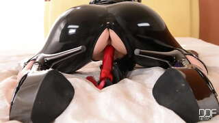 ���ೂಸಿ ತನಗೆ ತನ್ನ ಕೃತಕ ತುಣ್ಣೆ