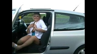 Busty शौकिया Geordie चमकती मा सार्वजनिक