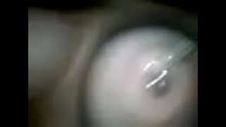 ���ეყვარებული თამაშობს მისი nipples 1