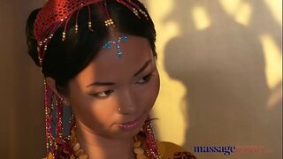 Masaje Gelak Beroa Thai masseuse hartzen gogorra oilarra bere zeharkatzen pussy