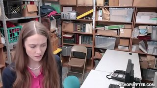 Béid shoplyfting teen a Oma ass ëmmer bang fir d &#039; geile LP Officer Erica Lauren
