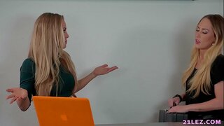 Lesbiene Agentul a fost prins de un sexy spion