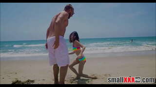 Mladá A Krehká Malé Dievča Jasmine Sivá Dostane Malá Mačička Sa Tiahla Od Obrovský Penis Chlapa Od Pláže