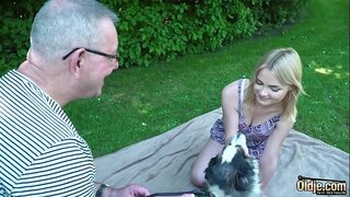 Jong blonde maak die ou man kom in haar mond