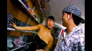 שרון לי איז פאַקט דורך אַ ספּאַניאַרד אין זיין קראָם