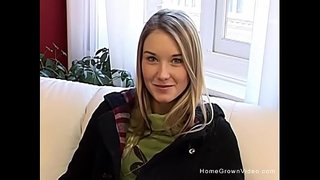 ���ூப்பர் அழகான பொன்னிற டீன் கீற்றுகள் நிர்வாணமாக வகிக்கிறது மற்றும் அவரது இறுக்கமான செக்ஸ்