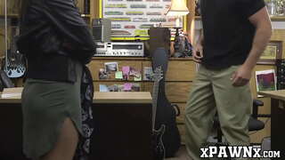 Curvy Boba gitara va uning mushuk piyonlar