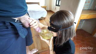 Pōrohe Deepthroat Gagging mō te Pononga Kotiro - Inu peihana o pee!