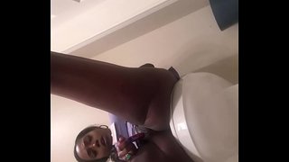 Sneaking dheth gu faigh nut aig an obair