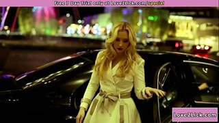 Blonde arrive chez son client dominante, la femme d&#039;affaires.Elle dit de se déshabiller et obtient une laisse.Le temps de lécher la chatte.Après que shes frotté par elle et voit son face-sitting jusqu&#039;à ce qu&#039;elle cums dans sa bouche.Shes doigts et demande à foutre