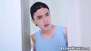 Chiroyli qora go'dak qattiq urildi