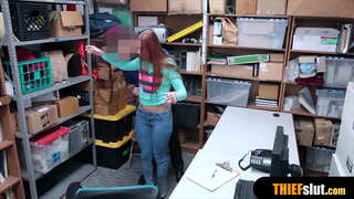 ���ાંબા પગવાળું ટીની મળી પડેલા શોપિંગ મોલ અને નહીં રફ વાહિયાત