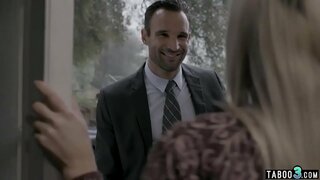 Спелая жонка з вялікай грудзьмі моліць калегу мужа