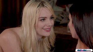 Брюнетка эзли пульт һәм сорый янында үз блондинки пульт, белә микән ул, анда ул.Тулысынча обнаженная, ул әйләнми белән пультом бу заднице. моның өчен барлык расслабить аны, һәм ул соблазняет аны.Алар целуются, һәм ул лижет үз киску керткәнче насадиться аңа бу зат