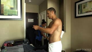 ���თახის მომსახურება! დიდი ტრაკი, ბოზი მიერ სტუმარი და squirts, მის მკერდზე.